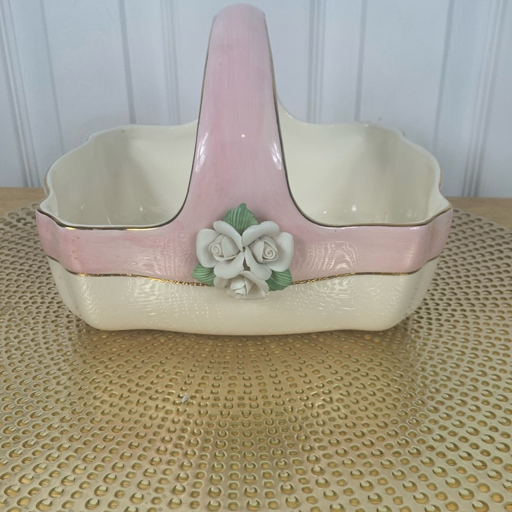 Vintage Telaflora Spring Basket 1970-1979. Light pink/white 3 roses with leaves